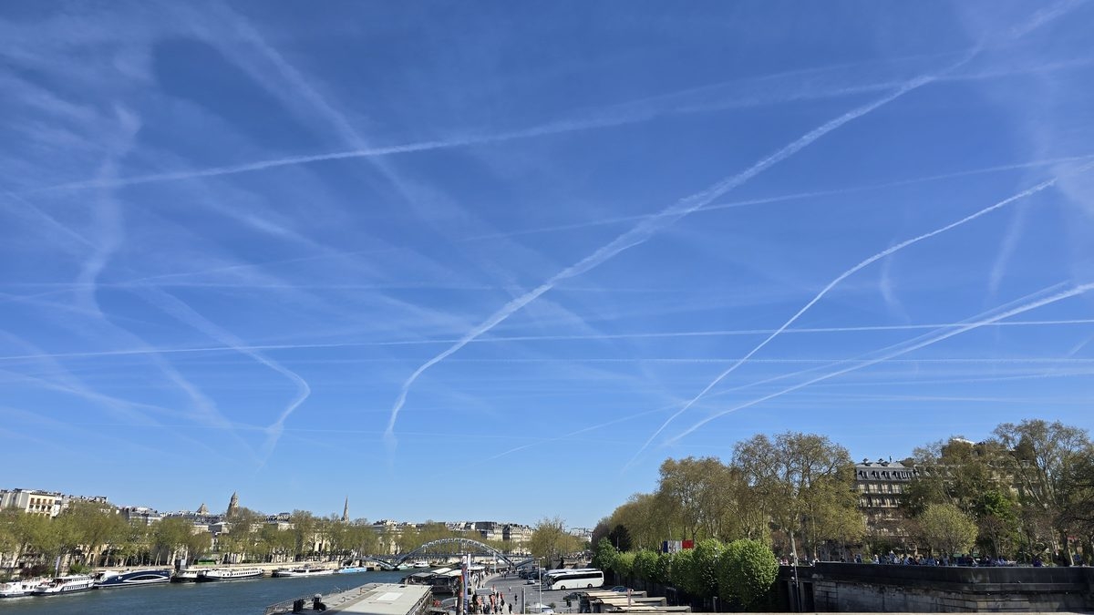 パリの河岸と飛行機雲の空
