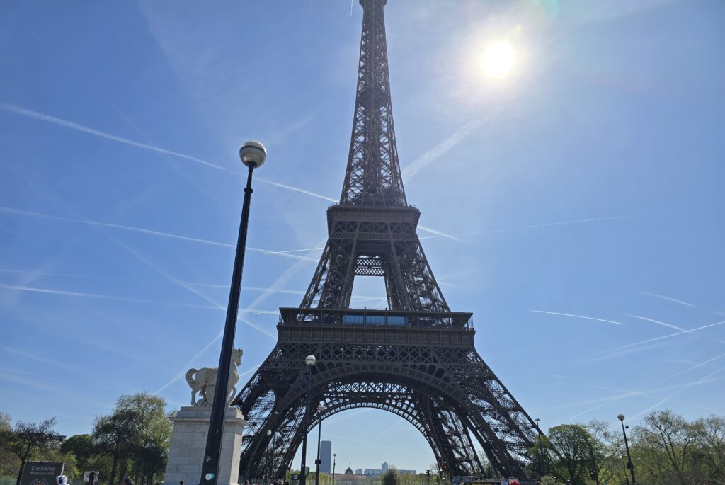 エッフェル塔の真下から見上げる太陽と青空